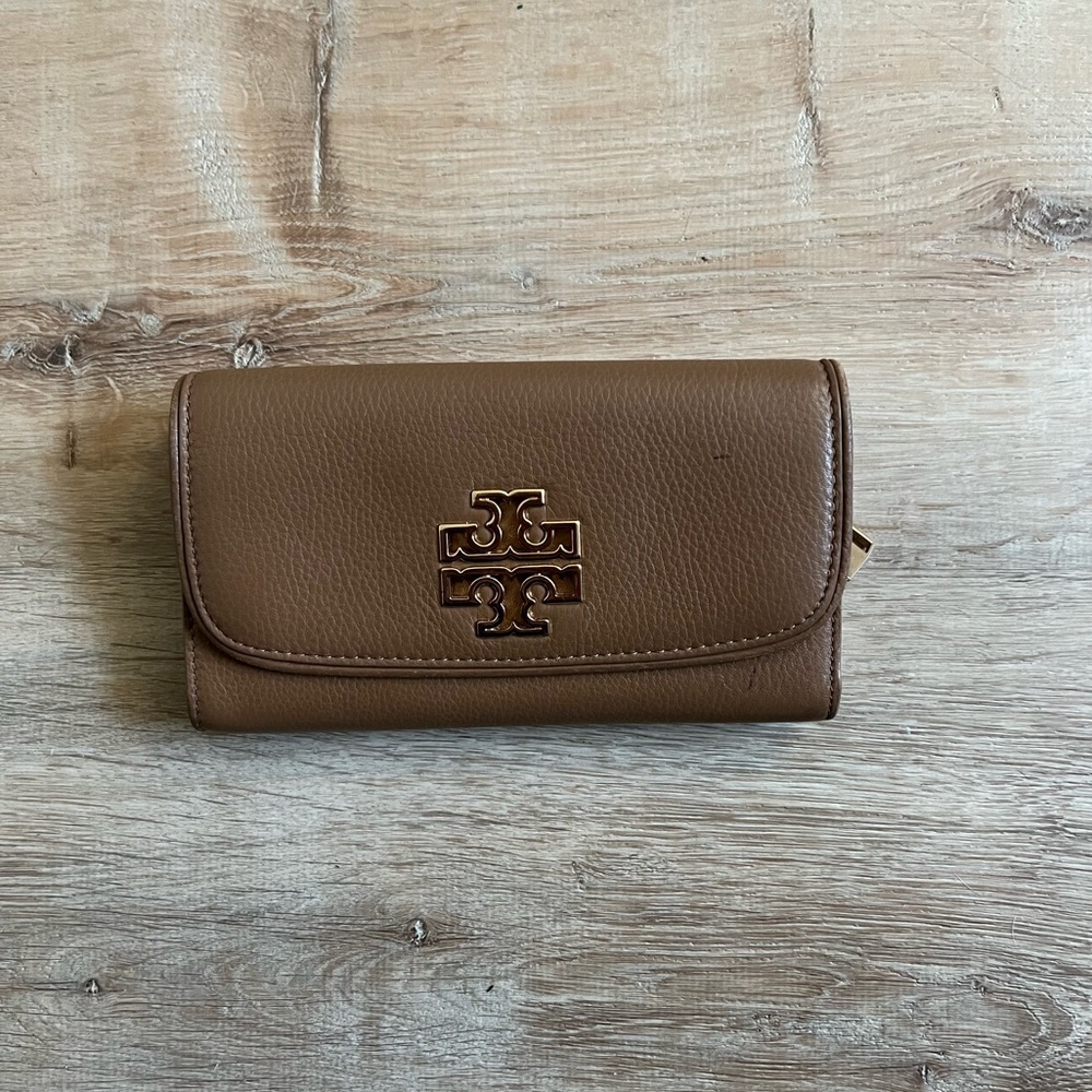 Tory Burch Logo Multi-Pocket Envelope Wallet in Brown
